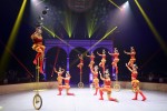 6è Festival Internacional del circ - - Elefant d'Or - - Ciutat de Figueres Espectacle vermell - Xinjiang Acrobatic Troupe - Monocicles amb tasses - Xina