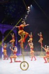 6è Festival Internacional del circ - - Elefant d'Or - - Ciutat de Figueres Espectacle vermell - Xinjiang Acrobatic Troupe - Monocicles amb tasses - Xina
